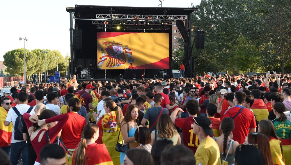 Ambiente durante el partido de semifinales de la Eurocopa entre España y Francia en Puente del Rey, Madrid