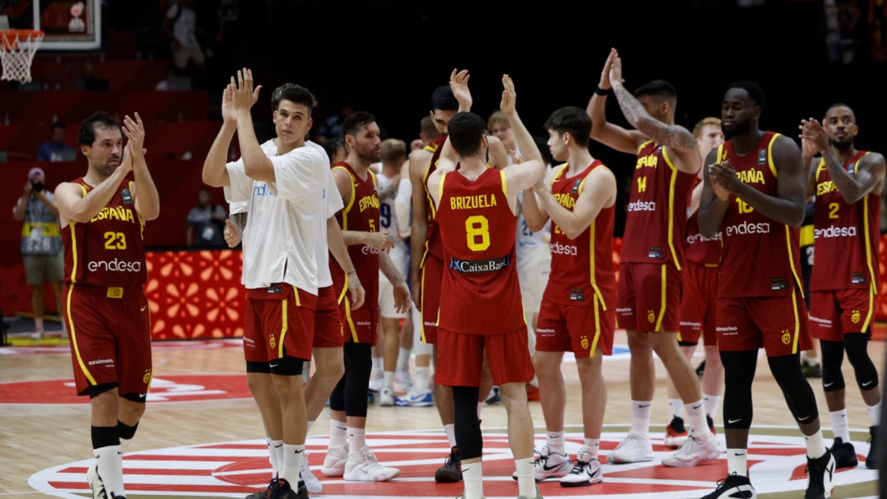 Los jugadores de la selección española de baloncesto celebran la victoria, al término del partido de semifinales del preolímpico que las selecciones de España y Finlandia han disputado este sábado en Valencia. EFE/Kai Försterling