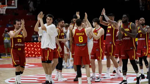 Los jugadores de la selección española de baloncesto celebran la victoria, al término del partido de semifinales del preolímpico que las selecciones de España y Finlandia han disputado este sábado en Valencia. EFE/Kai Försterling Los jugadores de la selección española de baloncesto celebran la victoria, al término del partido de semifinales del preolímpico que las selecciones de España y Finlandia han disputado este sábado en Valencia. EFE/Kai Försterling