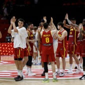 Los jugadores de la selección española de baloncesto celebran la victoria, al término del partido de semifinales del preolímpico que las selecciones de España y Finlandia han disputado este sábado en Valencia. EFE/Kai Försterling