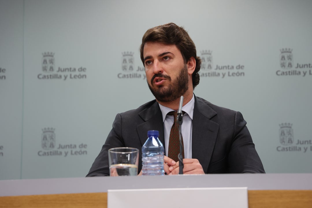 Tertulia: La crisis interna en Vox y la evolución de los datos del paro Tertulia: La crisis interna en Vox y la evolución de los datos del paro