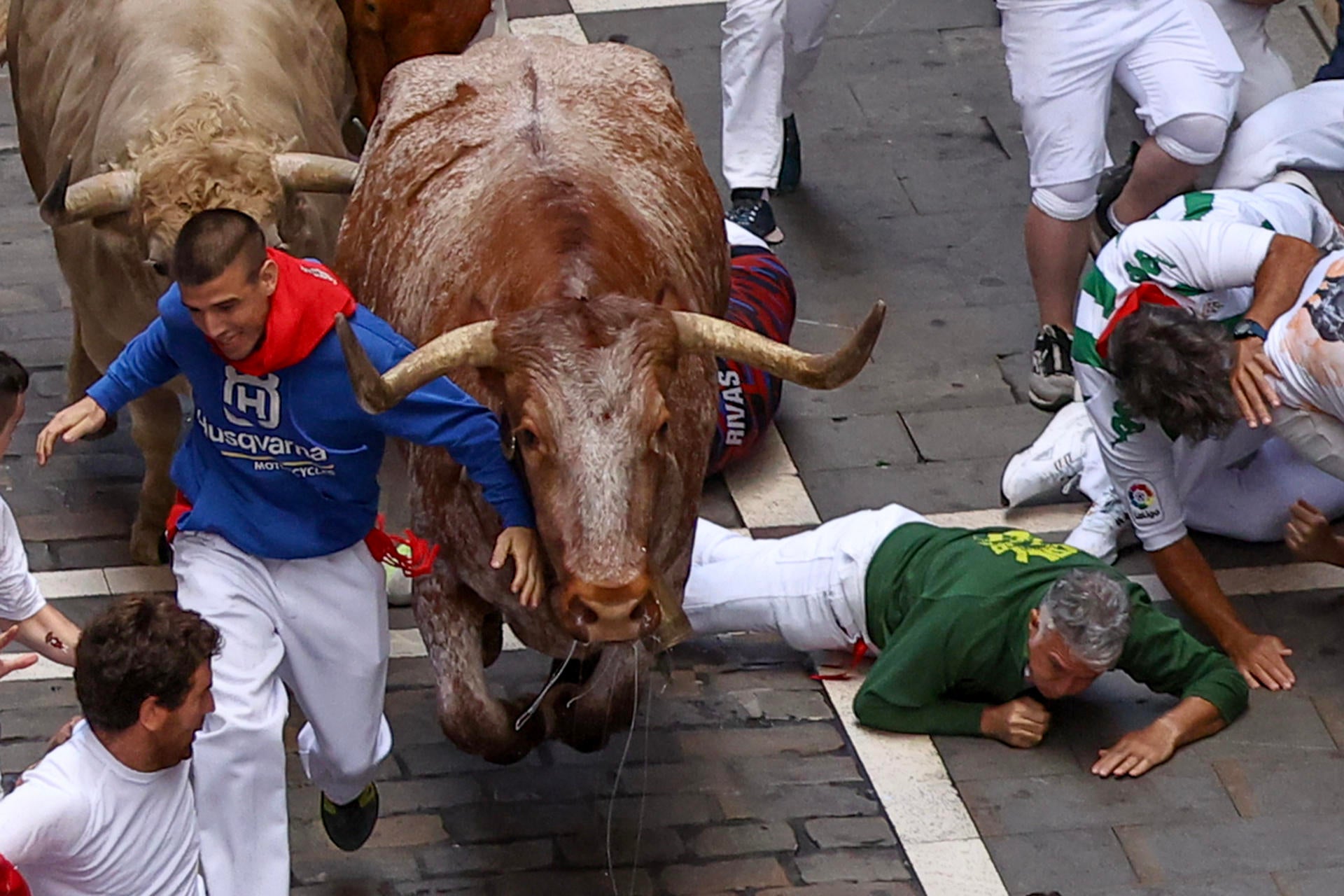 Los toros de Jandilla protagonizan un sexto encierro rápido y emocionante Los toros de Jandilla protagonizan un sexto encierro rápido y emocionante