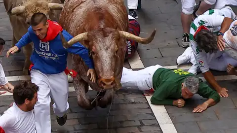 Los mozos son perseguidos por toros de la ganadería de Jandilla, de Mérida (Badajoz), durante el sexto encierro de los Sanfermines 2024.