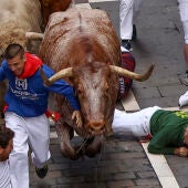 Los mozos son perseguidos por toros de la ganadería de Jandilla, de Mérida (Badajoz), durante el sexto encierro de los Sanfermines 2024.