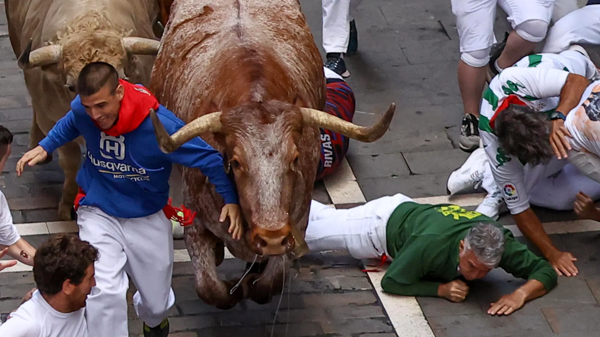 Los mozos son perseguidos por toros de la ganadería de Jandilla, de Mérida (Badajoz), durante el sexto encierro de los Sanfermines 2024. Los mozos son perseguidos por toros de la ganadería de Jandilla, de Mérida (Badajoz), durante el sexto encierro de los Sanfermines 2024.