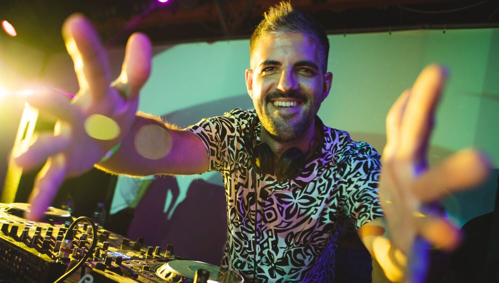 Javi Sánchez, dj de Cuerpos Especiales con Eva Soriano, participará el sábado 13 de julio en la pool party organizada por Europa FM en Aqualand de El Arenal, en Mallorca. 