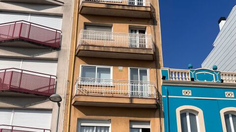 Desallotjat un nou bloc de pisos de Badalona per risc d’esfondrament després de l’aparició d’una esquerda
