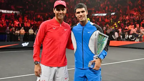Rafael Nadal y Carlos Alcaraz posan para una foto durante The Netflix Slam, un evento deportivo en vivo de Netflix en MGM Resorts. Rafael Nadal y Carlos Alcaraz posan para una foto durante The Netflix Slam, un evento deportivo en vivo de Netflix en MGM Resorts.