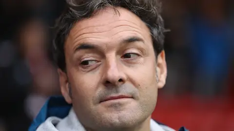 Santi Denia, entrenador de España, observa durante el partido de la fase de grupos del Campeonato de Europa Sub-17 de la UEFA entre España y Alemania en el estadio Bescot el 11 de mayo de 2018 en Walsall, Inglaterra. Santi Denia, entrenador de España, observa durante el partido de la fase de grupos del Campeonato de Europa Sub-17 de la UEFA entre España y Alemania en el estadio Bescot el 11 de mayo de 2018 en Walsall, Inglaterra.