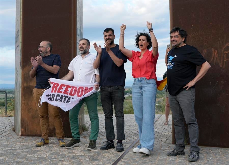 Marta Rovira ya está en España tras más de seis años huida de la justicia: "Estamos aquí para acabar lo que empezamos" Marta Rovira ya está en España tras más de seis años huida de la justicia: "Estamos aquí para acabar lo que empezamos"