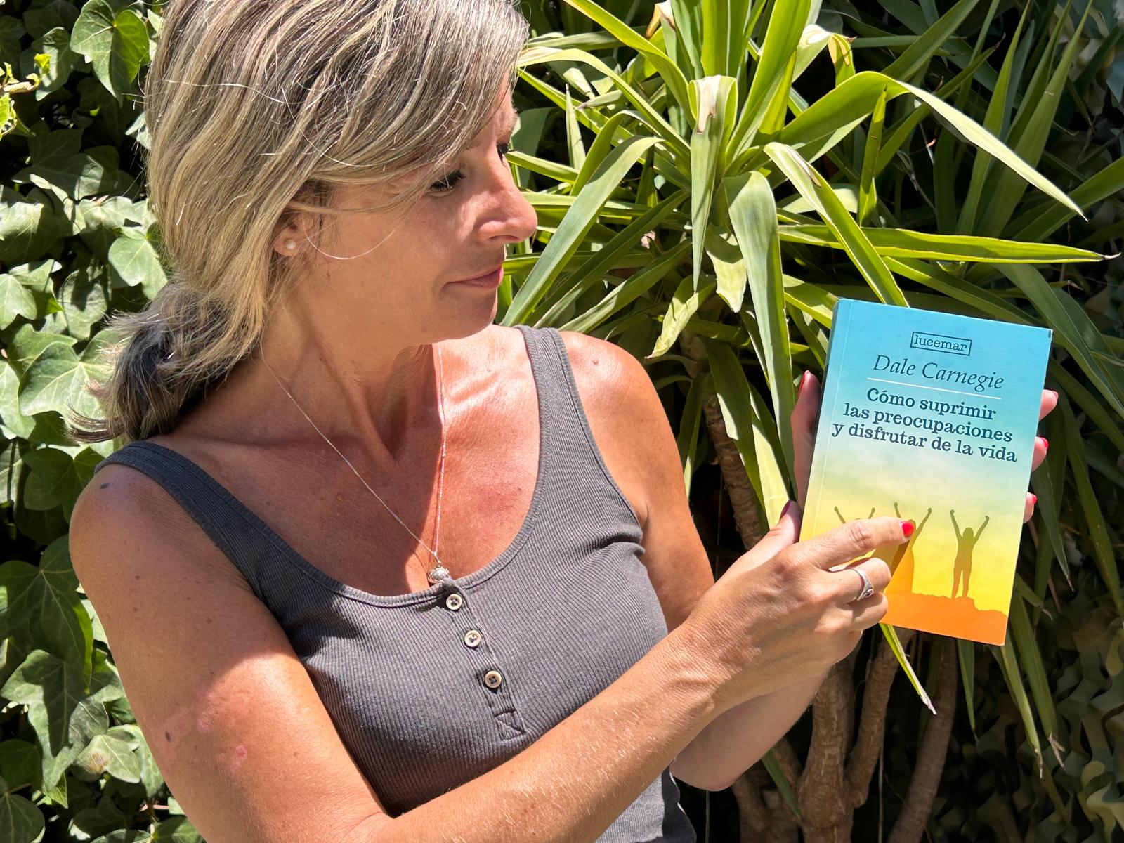 Ana Porras recomienda hoy "Cómo suprimir las preocupaciones y disfrutar de la vida" Ana Porras recomienda hoy "Cómo suprimir las preocupaciones y disfrutar de la vida"