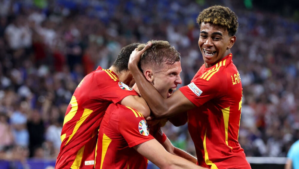 Jesús Navas, Dani Olmo y Lamine Yamal celebran el segundo gol de España ante Francia en la semifinal de la Eurocopa