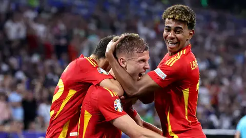 Jesús Navas, Dani Olmo y Lamine Yamal celebran el segundo gol de España ante Francia en la semifinal de la Eurocopa