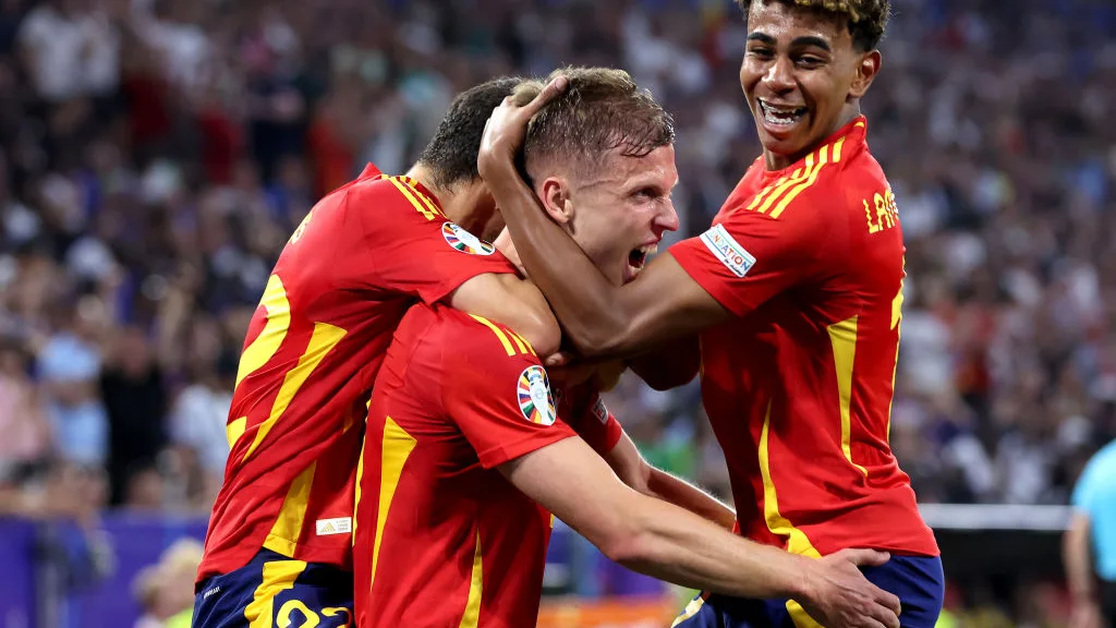 Jesús Navas, Dani Olmo y Lamine Yamal celebran el segundo gol de España ante Francia en la semifinal de la Eurocopa Jesús Navas, Dani Olmo y Lamine Yamal celebran el segundo gol de España ante Francia en la semifinal de la Eurocopa