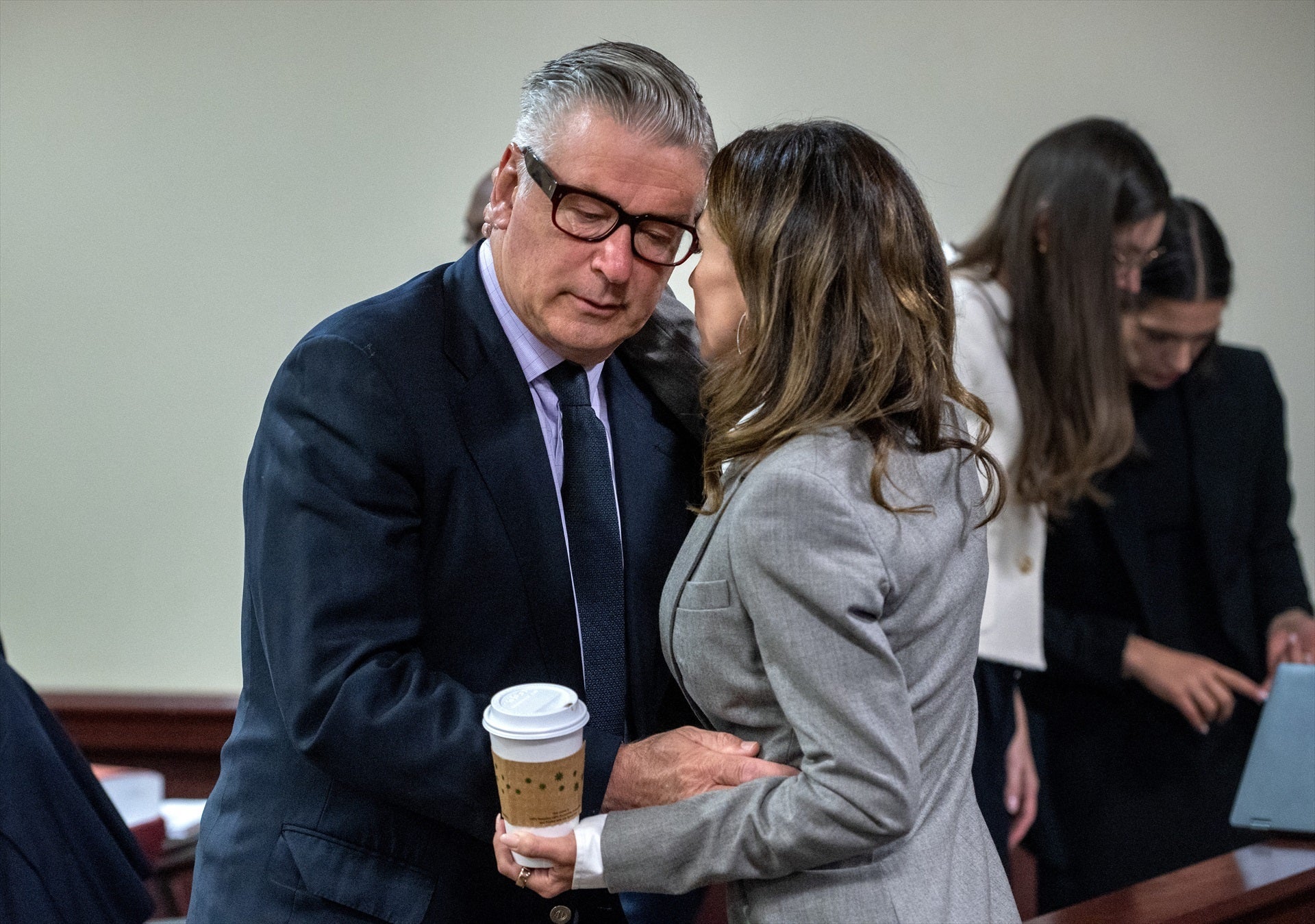 La Justicia desestima el caso contra Alec Baldwin por homicidio involuntario La Justicia desestima el caso contra Alec Baldwin por homicidio involuntario