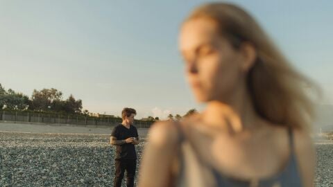 Dos personas despidi&eacute;ndose 