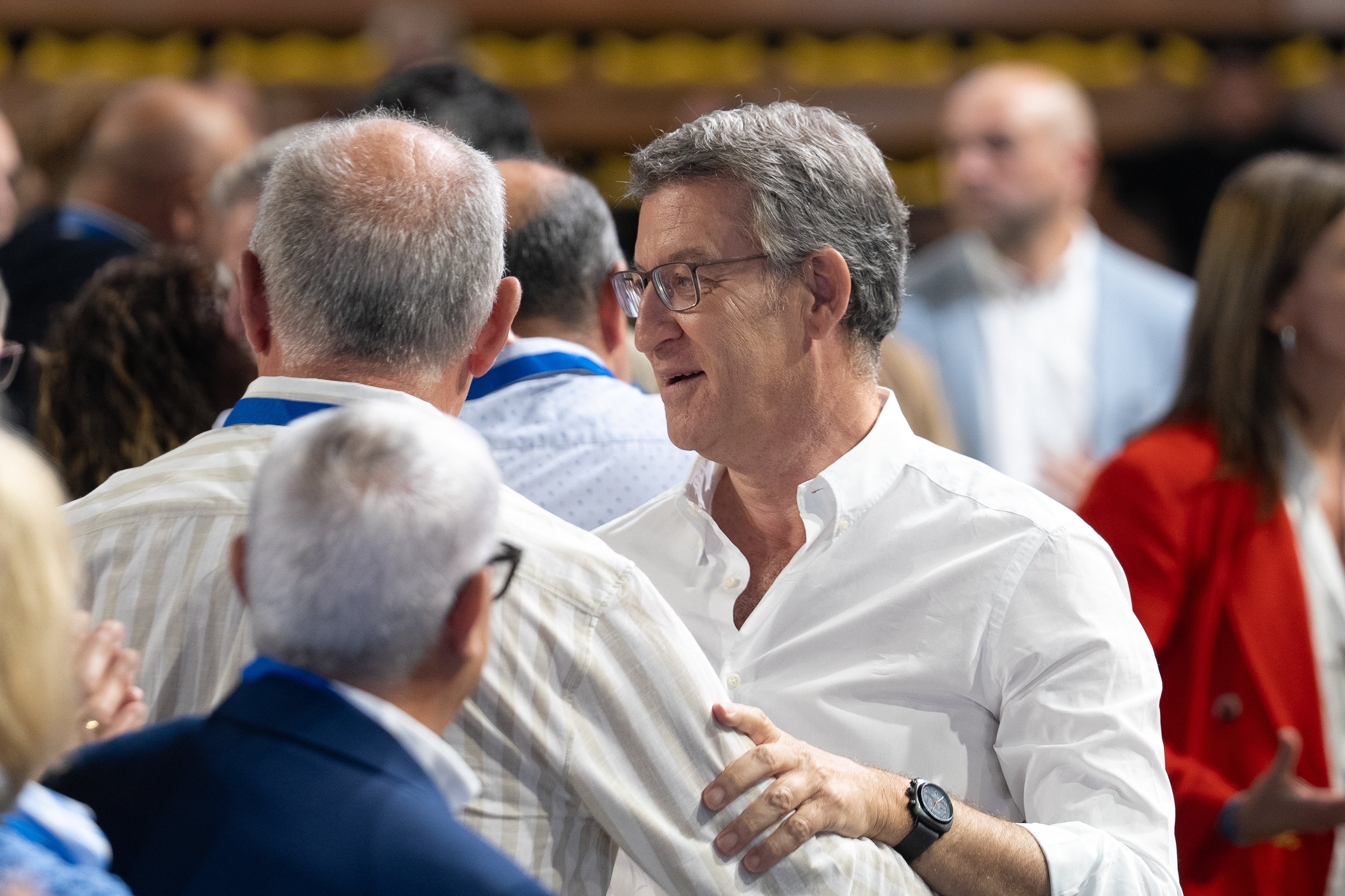 Feijóo avisa a Vox que el PP no se deja amenazar y le acusa de comportarse "como el independentismo" Feijóo avisa a Vox que el PP no se deja amenazar y le acusa de comportarse "como el independentismo"