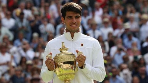 Carlos Alcaraz levanta el trofeo de Wimbledon.