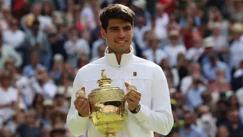 Carlos Alcaraz levanta el trofeo de Wimbledon. Carlos Alcaraz levanta el trofeo de Wimbledon.