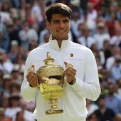 Carlos Alcaraz levanta el trofeo de Wimbledon. Carlos Alcaraz levanta el trofeo de Wimbledon.