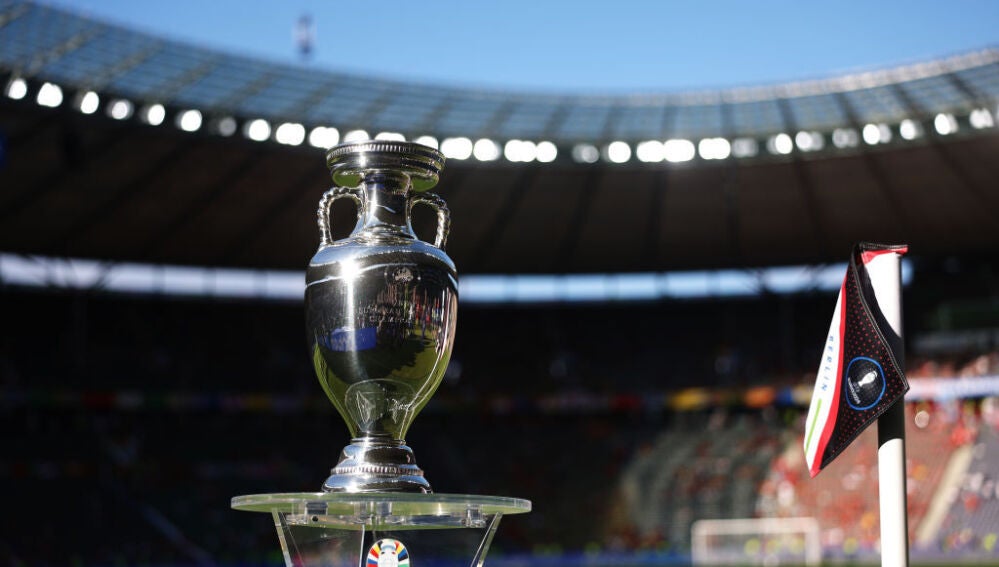 Trofeo de la Eurocopa antes de la final de Berlín