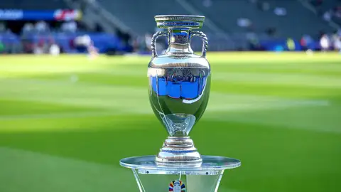 Imagen de archivo del trofeo de la Eurocopa. Imagen de archivo del trofeo de la Eurocopa.