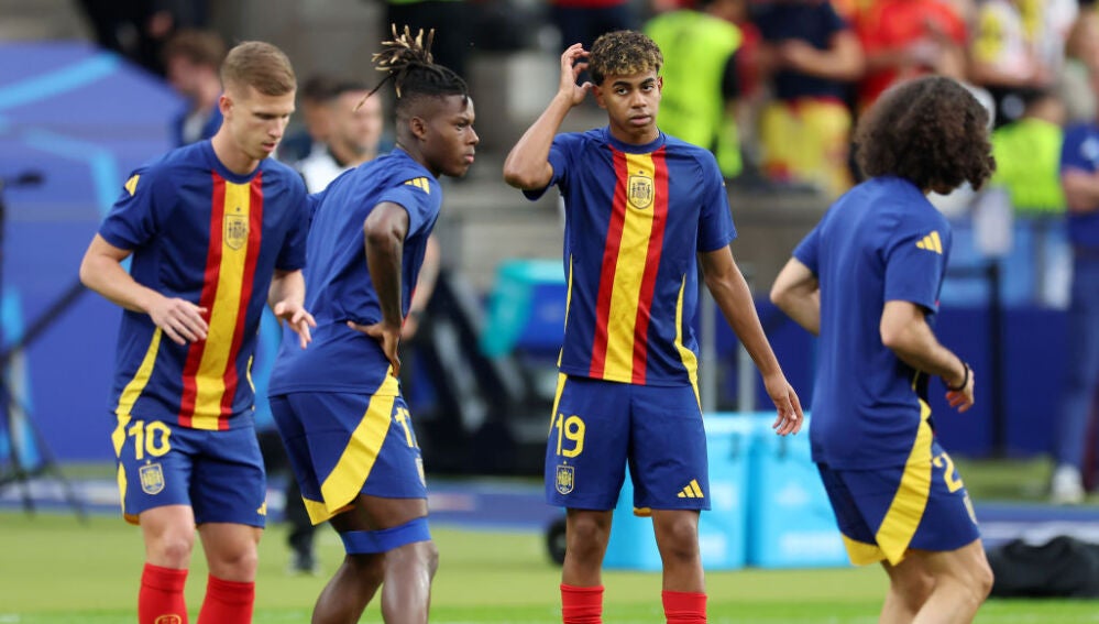 Dani Olmo, Nico Williams y Lamine Yamal calientan antes de la final de la Eurocopa