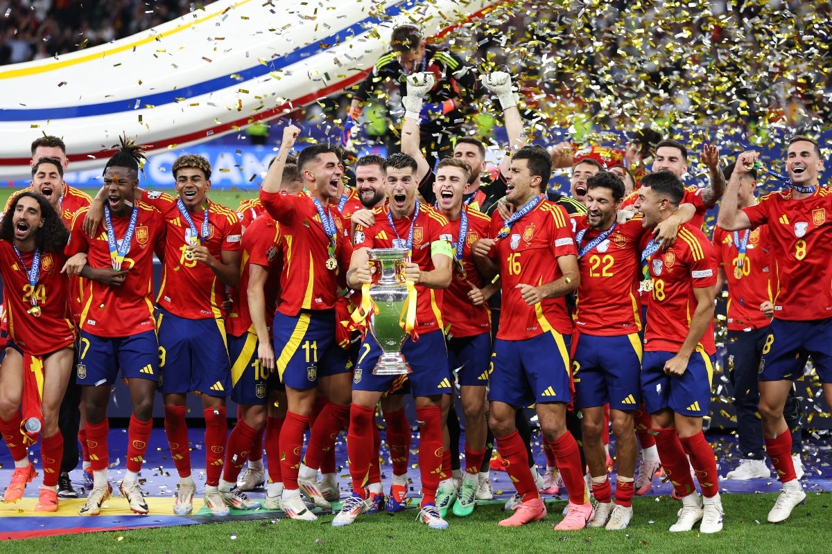 España levanta la Eurocopa en Berlín España levanta la Eurocopa en Berlín