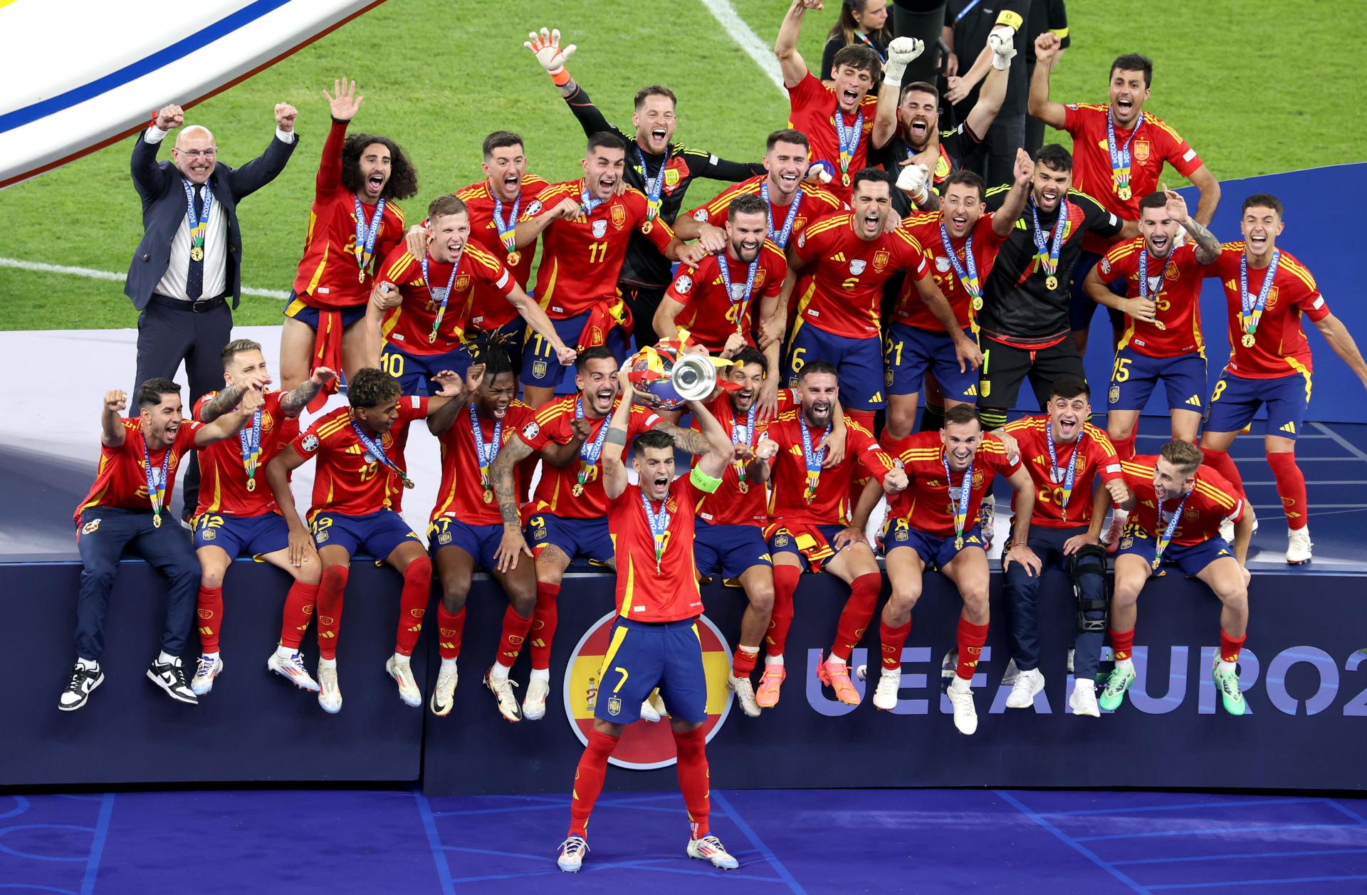 Morata levanta la Eurocopa para la selección española de fútbol. Morata levanta la Eurocopa para la selección española de fútbol.