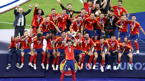 Morata levanta la Eurocopa para la selección española de fútbol. Morata levanta la Eurocopa para la selección española de fútbol.