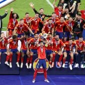 Morata levanta la Eurocopa para la selección española de fútbol.