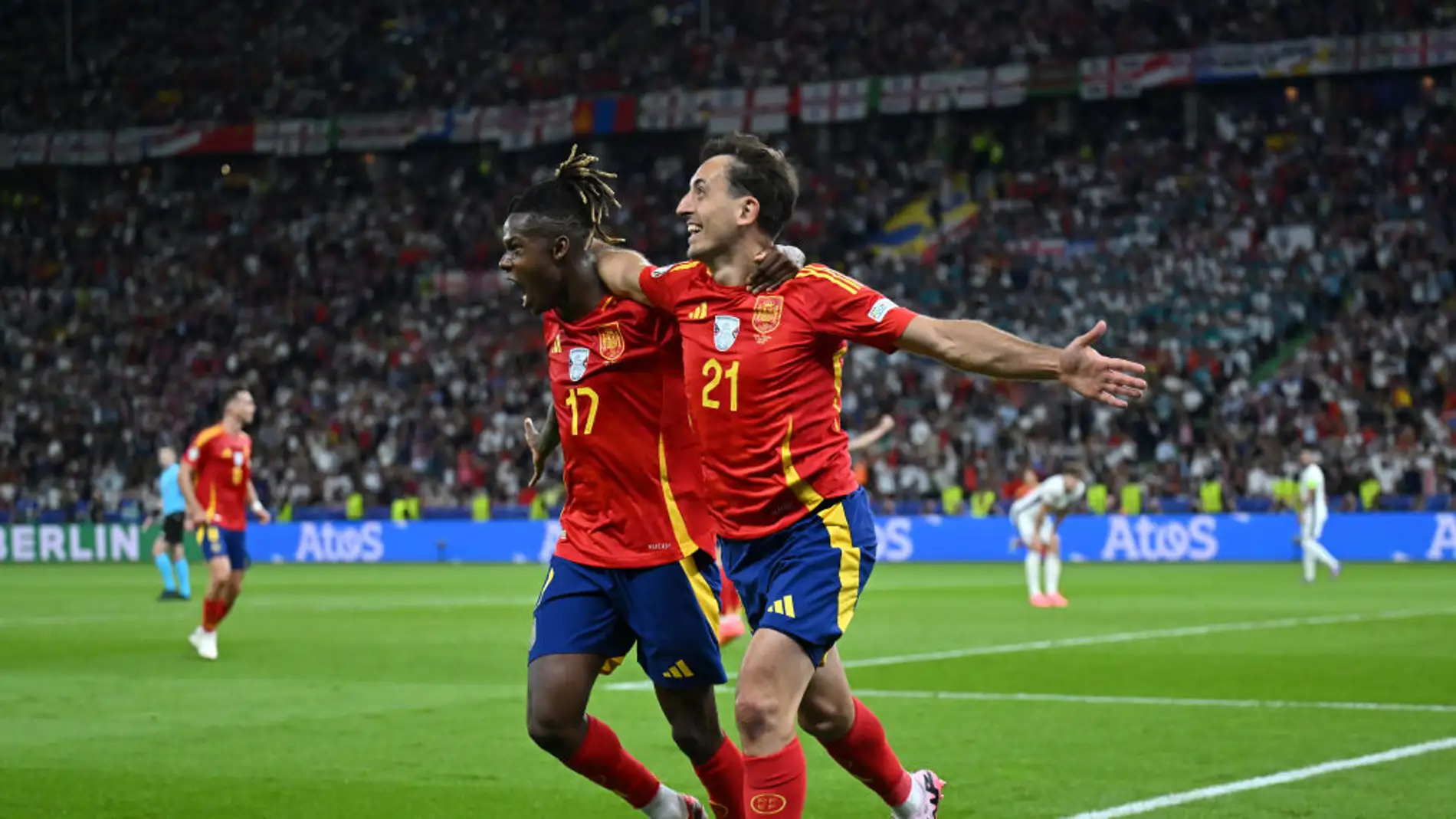 Nico Williams y Mikel Oyarzabal celebran el segundo gol de España en la final de la Eurocopa Nico Williams y Mikel Oyarzabal celebran el segundo gol de España en la final de la Eurocopa