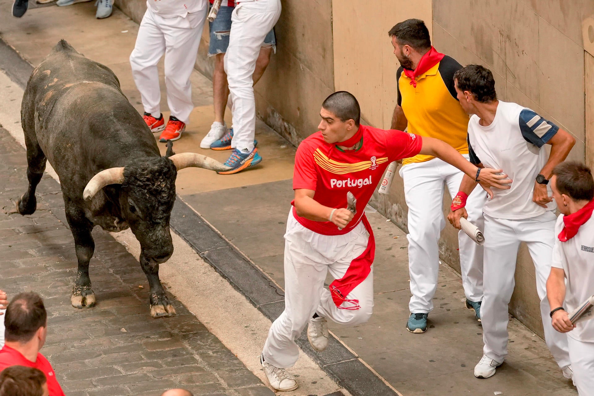 Los Miura ponen el peligro y la emoción en el último encierro de San Fermín 2024 Los Miura ponen el peligro y la emoción en el último encierro de San Fermín 2024