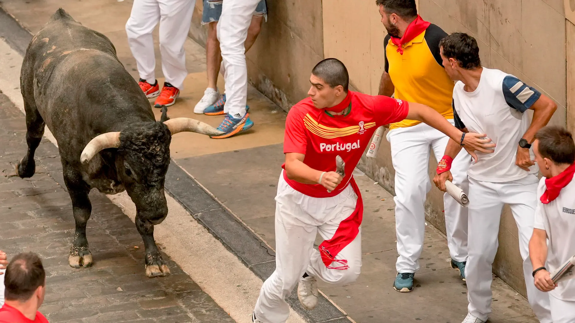 Los mozos perseguidos por los toros de la ganader&iacute;a sevillana de Miura durante el &uacute;ltimo encierro de los Sanfermines 2024