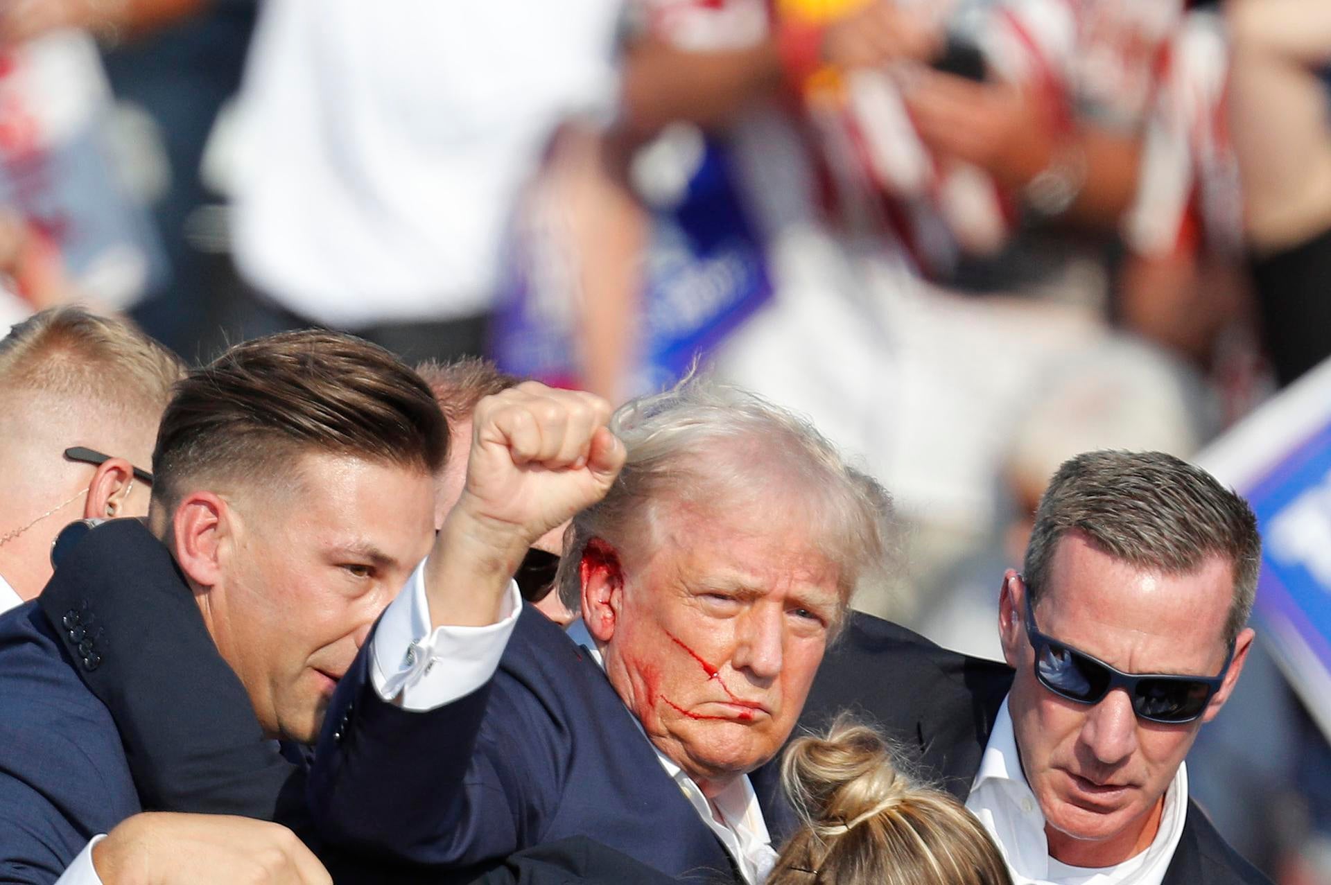 Donald Trump, evacuado de un mitin tras resultar herido en un tiroteo Donald Trump, evacuado de un mitin tras resultar herido en un tiroteo