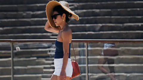 Ola de calor Imágenes de personas por las calles de Málaga en plena ola de calor