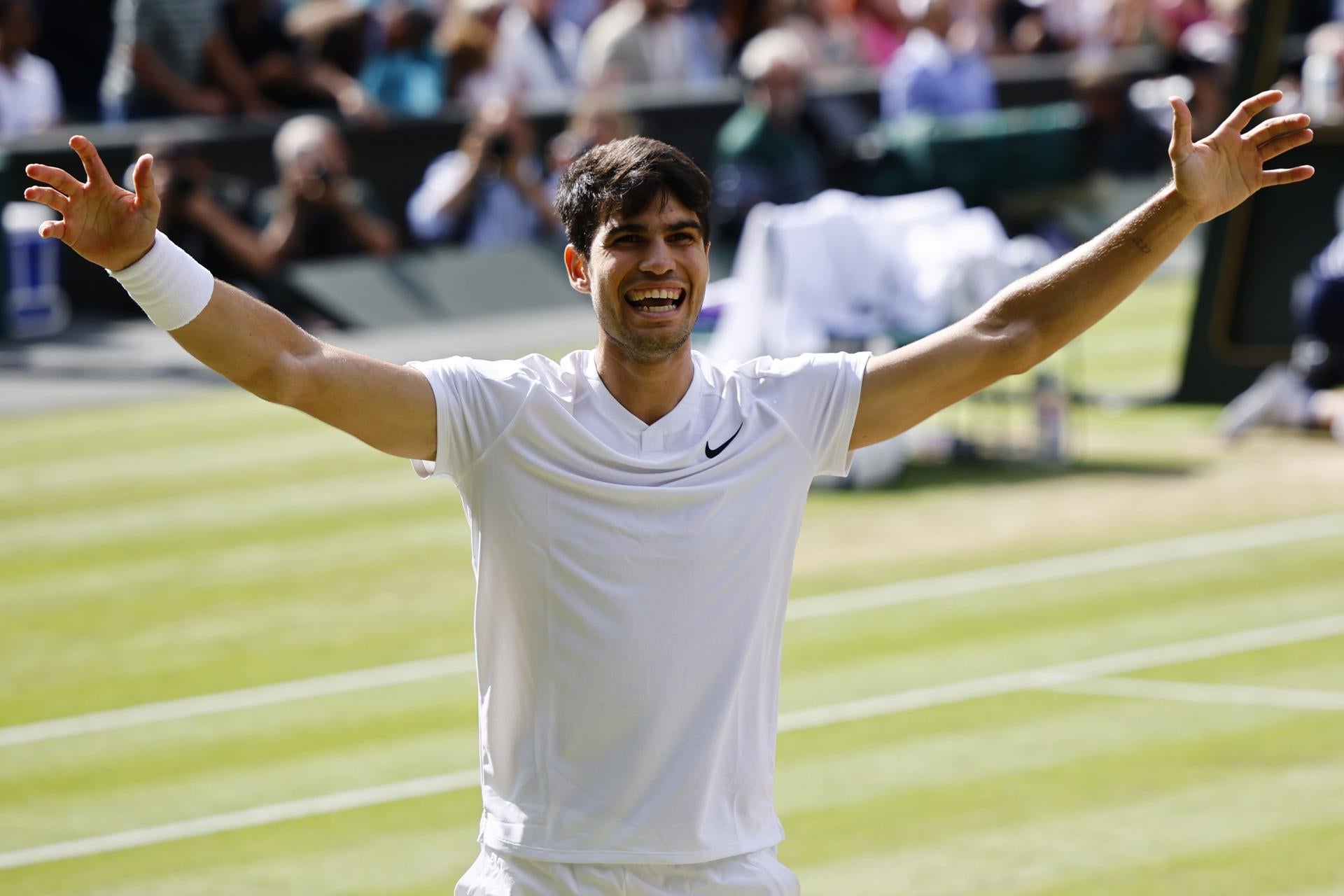 Carlos Alcaraz arrolla a Djokovic y gana su segundo Wimbledon consecutivo Carlos Alcaraz arrolla a Djokovic y gana su segundo Wimbledon consecutivo