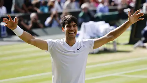 Carlos Alcaraz arrolla a Djokovic y gana su segundo Wimbledon consecutivo Carlos Alcaraz arrolla a Djokovic y gana su segundo Wimbledon consecutivo