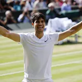 Carlos Alcaraz arrolla a Djokovic y gana su segundo Wimbledon consecutivo Carlos Alcaraz arrolla a Djokovic y gana su segundo Wimbledon consecutivo