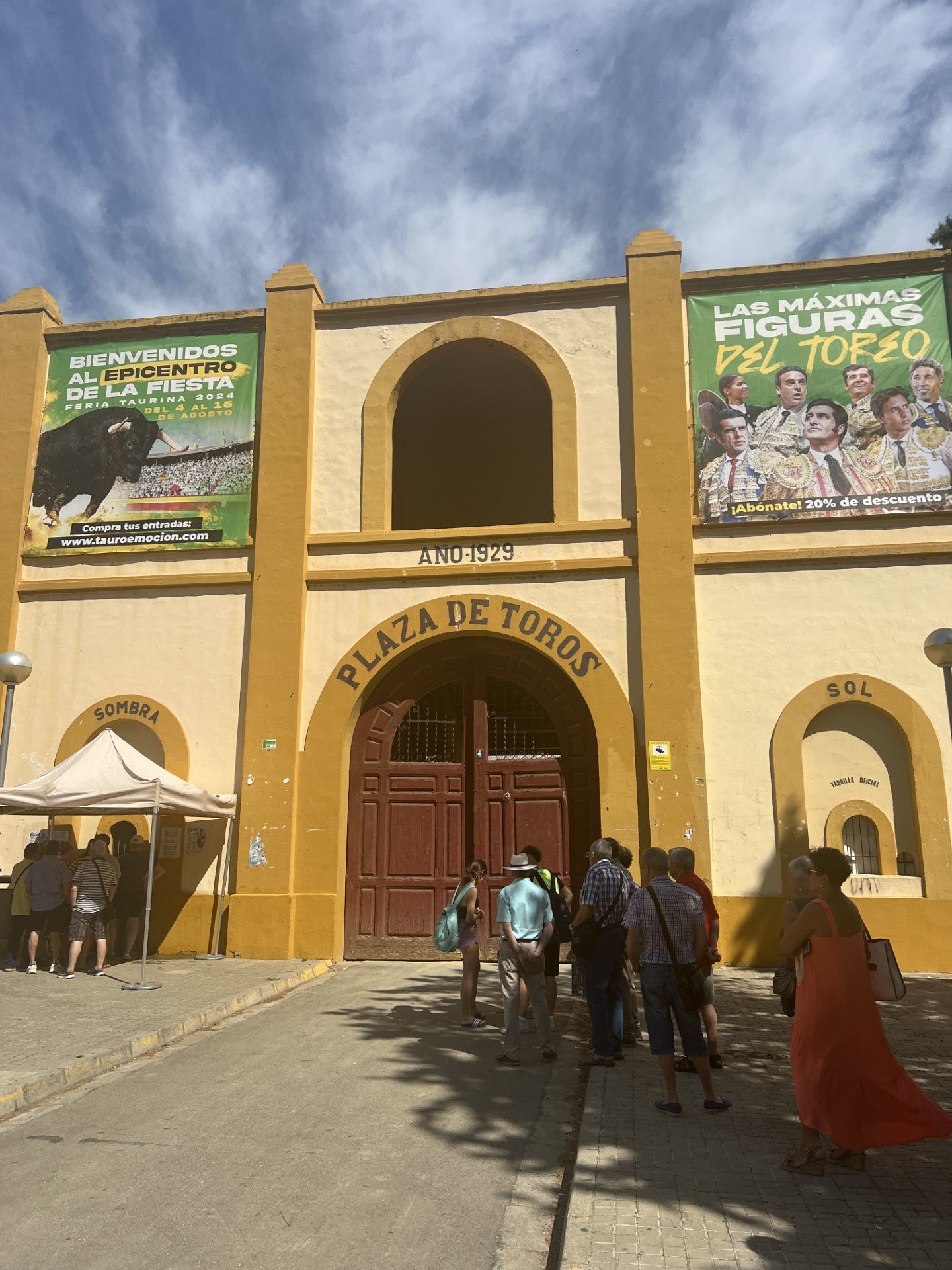 Decenas de aficionados hacen cola para renovar sus abonos de la feria Decenas de aficionados hacen cola para renovar sus abonos de la feria
