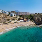 Playa del Bol Nou, en la Zona Paraíso de Villajoyosa Playa del Bol Nou, en la Zona Paraíso de Villajoyosa