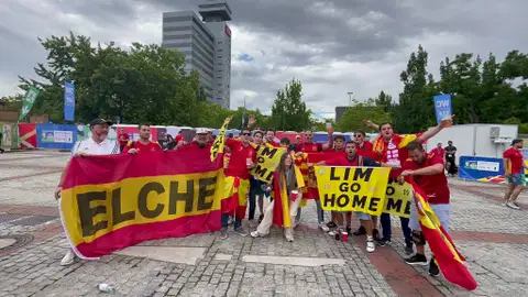 Juan Maciá con un grupo de aficionados en Berlín Juan Maciá con un grupo de aficionados en Berlín