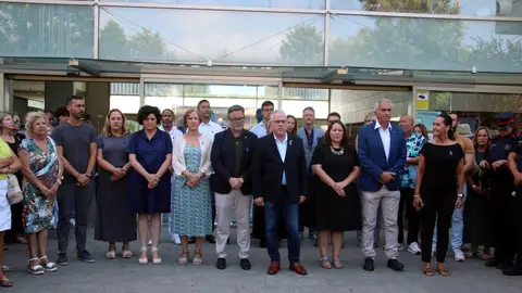 Minut de silenci a l'ajuntament de Salou Minut de silenci a l'ajuntament de Salou