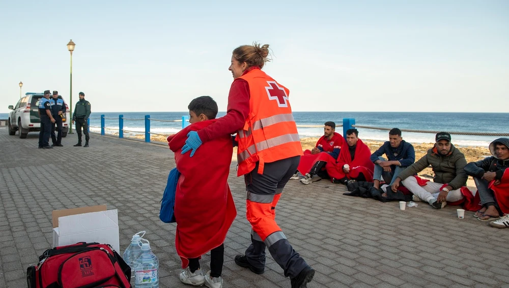 Imagen de archivo de un menor atendido por Cruz Roja tras llegar en un grupo de migrantes a Canarias. Imagen de archivo de un menor atendido por Cruz Roja tras llegar en un grupo de migrantes a Canarias.
