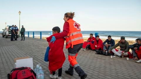 Imagen de archivo de un menor atendido por Cruz Roja tras llegar en un grupo de migrantes a Canarias. 