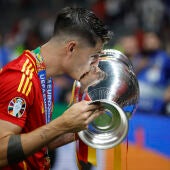 El jugador de la selección española, Álvaro Morata, celebra su victoria en la final de la Eurocopa
