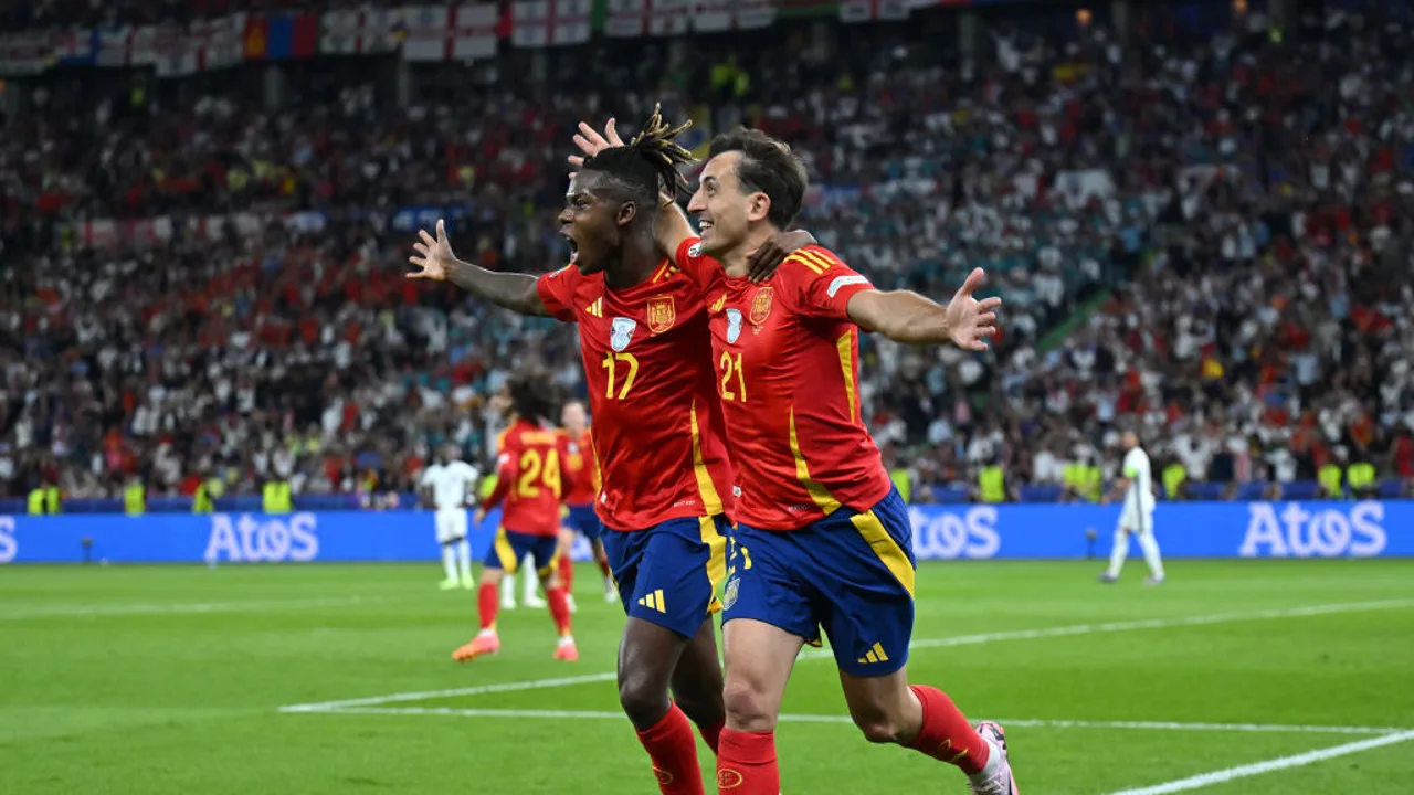 Williams y Oyarzabal celebran un gol en la final de la Eurocopa