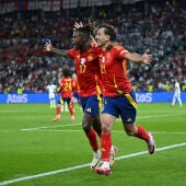 Williams y Oyarzabal celebran un gol en la final de la Eurocopa