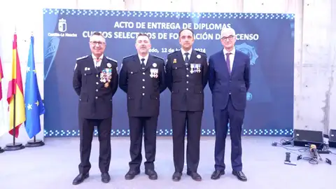 Acto entrega diplomas de cursos selectivos de formación de ascenso. El concejal de Seguridad, Alberto Reina y los dos nuevos inspectores Luciano Rosillo Gómez y Mario Adolfo Rubio Lara.