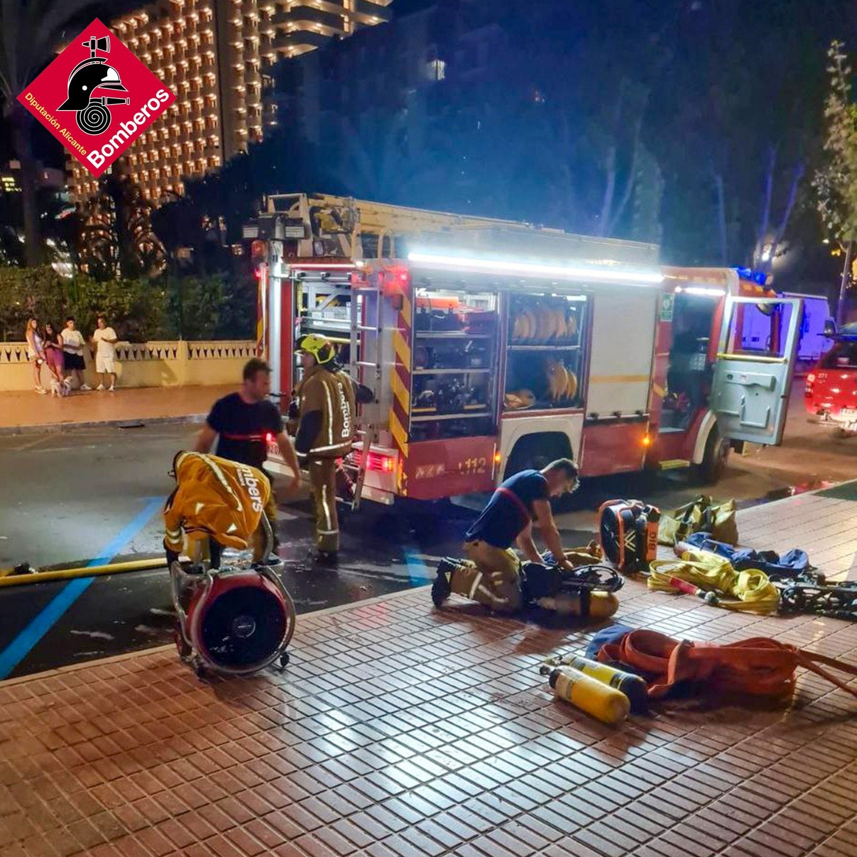 Los bomberos de Benidorm sofocan en minutos un incendio de una planta 18 gracias al buen mantenimiento de la "columna seca" Los bomberos de Benidorm sofocan en minutos un incendio de una planta 18 gracias al buen mantenimiento de la "columna seca"